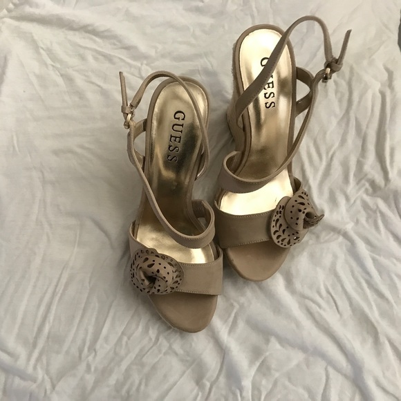 NWT wedged sandals by Guess! - Picture 3 of 4